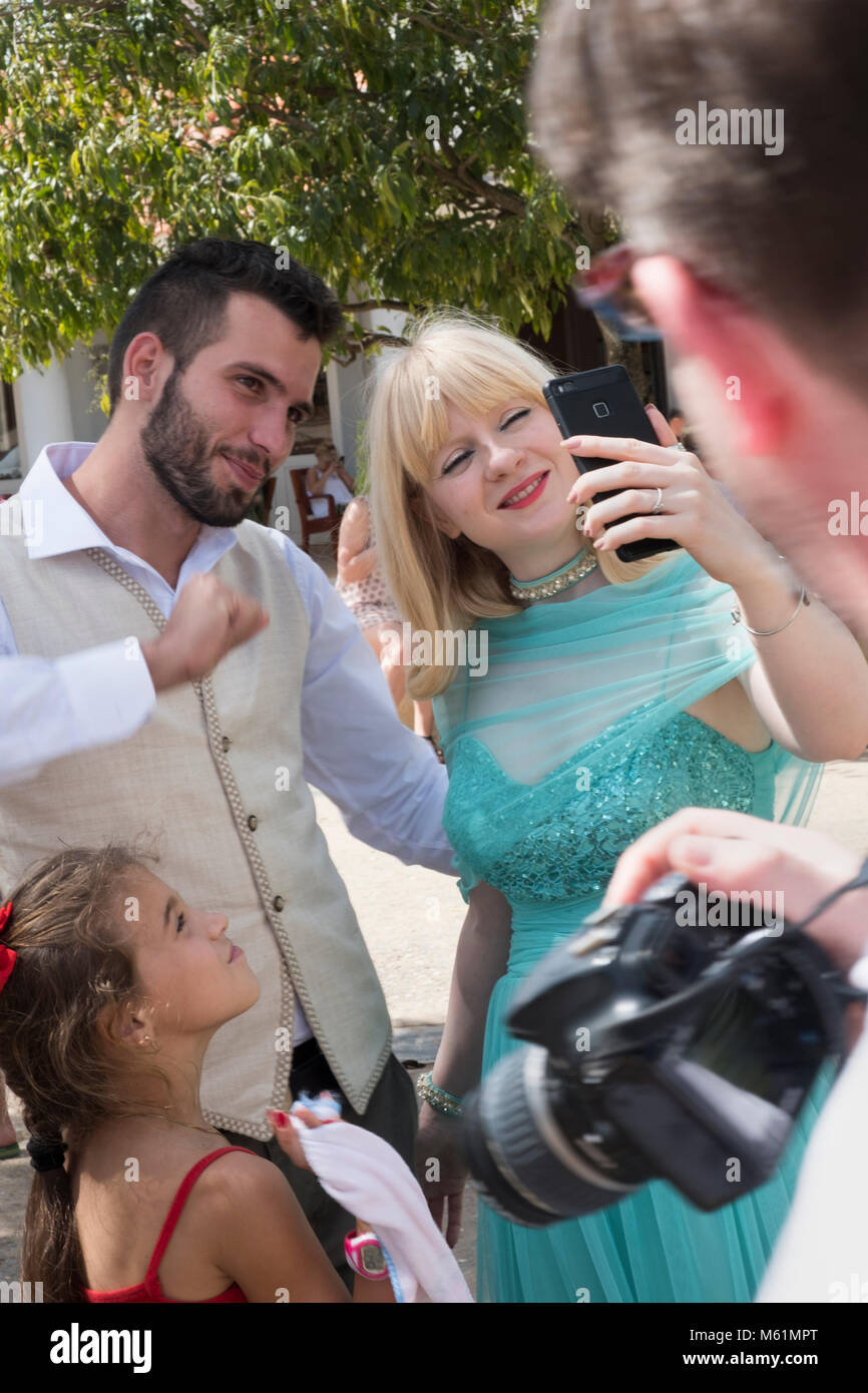 Il matrimonio in Vinales, Cuba con una chat Skype con mamma a casa. Foto Stock