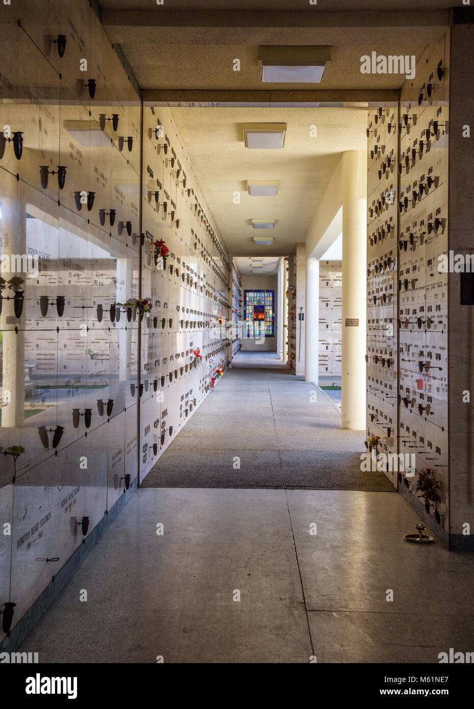 Urne con ceneri in una parete columbarium Foto Stock