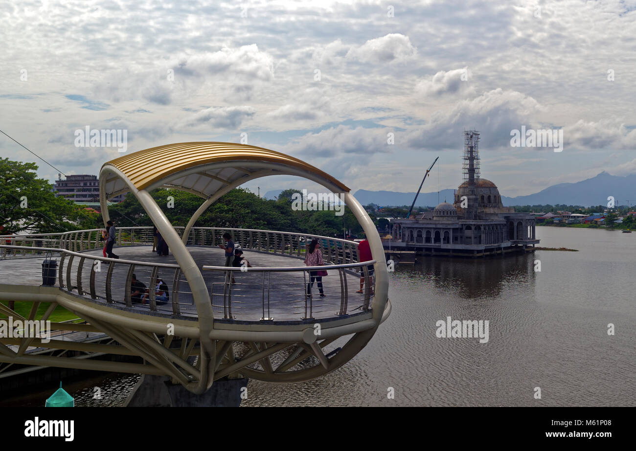 La Darul Hana bridge e nuova moschea indiano, Kuching, Malaysia Foto Stock