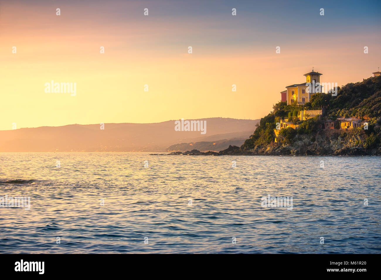 Costa di Castiglioncello, cliff rock e mare. Toscana, Italia, Europa Foto Stock