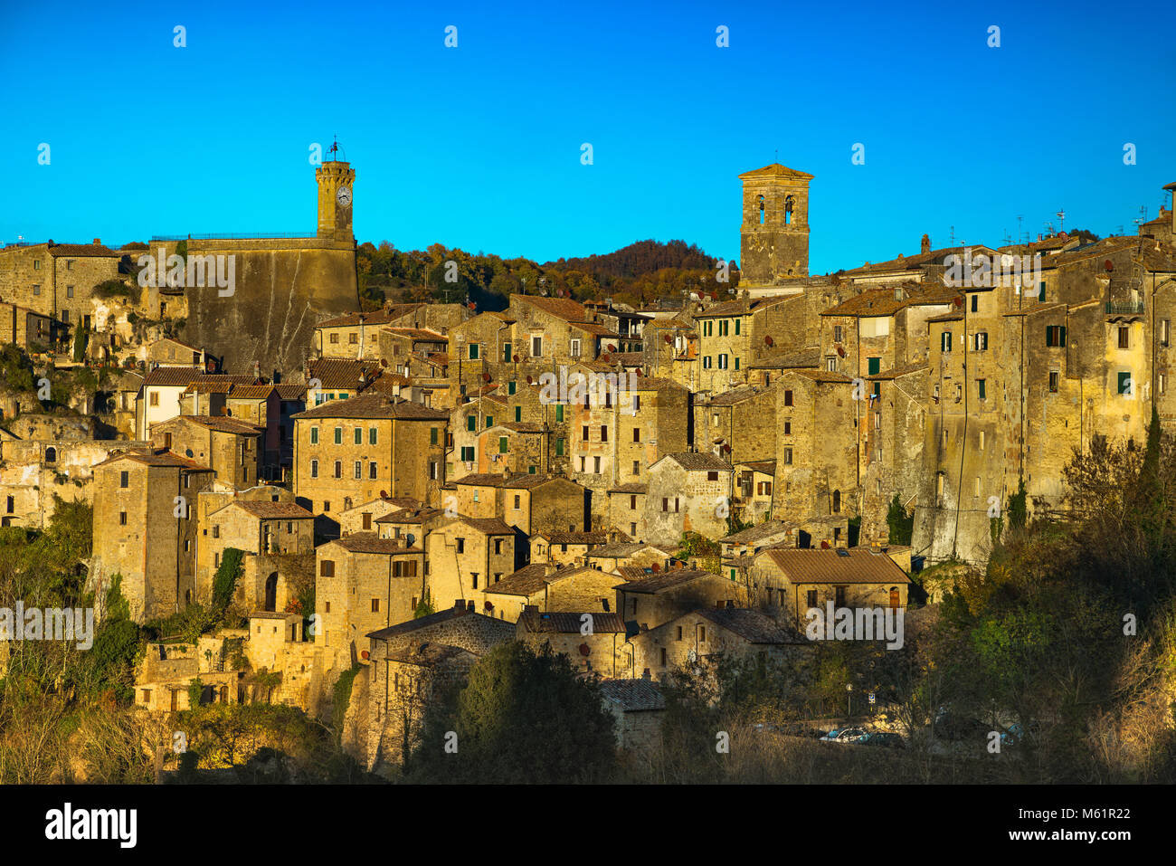 Toscana Sorano borgo medioevale sul tufo rocky hill. Panorama al tramonto. L'Italia, l'Europa. Foto Stock