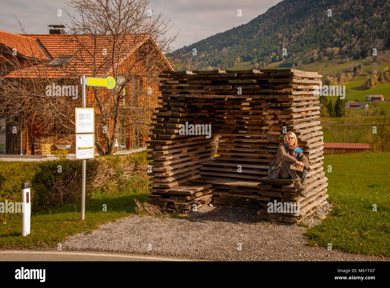 AUTOBUS: FERMATA Unterkrumbach Nord, progettata da Ensamble Studio, Spagna. I rifugi per autobus Krumbach sono stati progettati da architetti di tutto il mondo, che attirano l'attenzione sul servizio di mobilità quotidiano. Bregenzerwald Austria Foto Stock