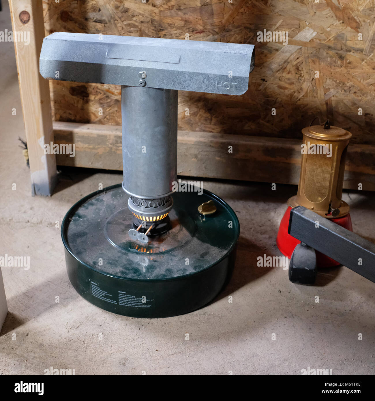 Olio di paraffina riscaldatore in un workshop Foto Stock