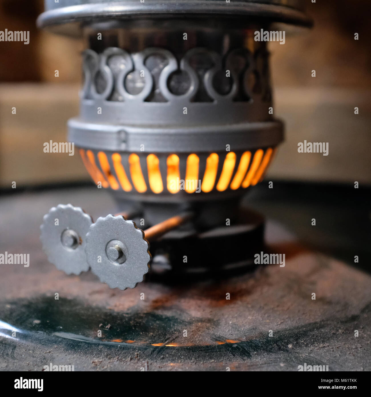 Olio di paraffina riscaldatore in un workshop Foto Stock