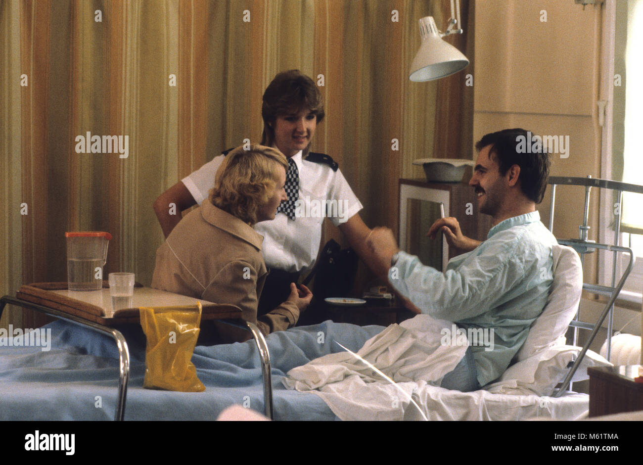 Funzionario di polizia Stuart Patt che è stato girato nello stomaco durante il Broadwater Farm sommossa a Tottenham, a nord di Londra, nella foto di recupero in ospedale. 1985 Foto Stock