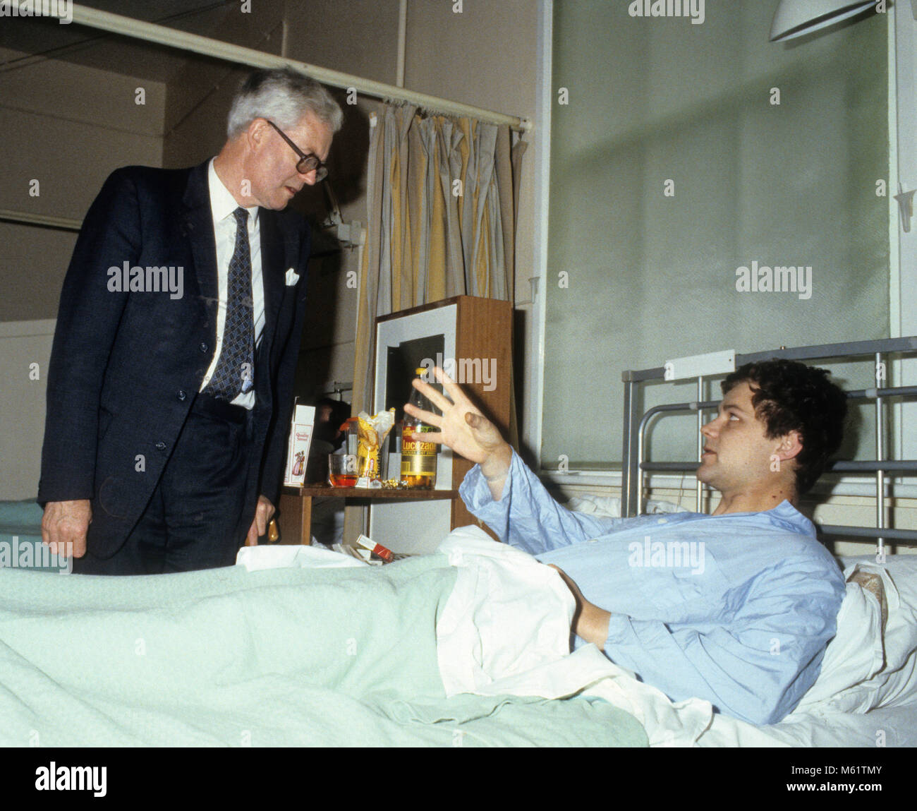 British Home Secretary Douglas Hurd feriti in visita ufficiale di polizia in ospedale dopo il Tottenham sommosse del Broadwater Fattoria nel 1985 Foto Stock