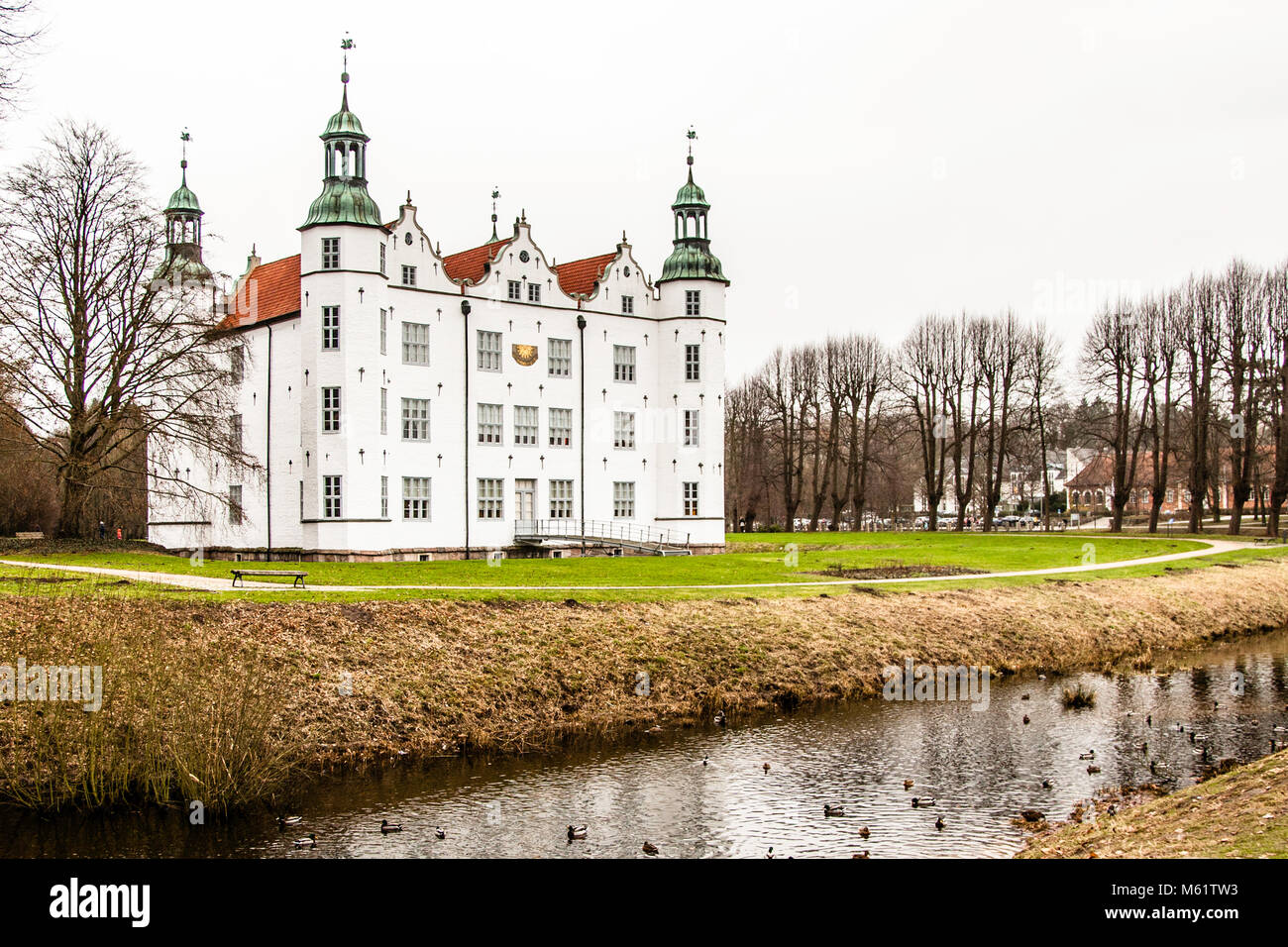Il castello di Ahrensburg è un ex palazzo di Schleswig-Holstein, vicino alla città di Amburgo. Le pale meteo a forma di cavallo sulla cima del castello di Ahrensburg, Germania Foto Stock