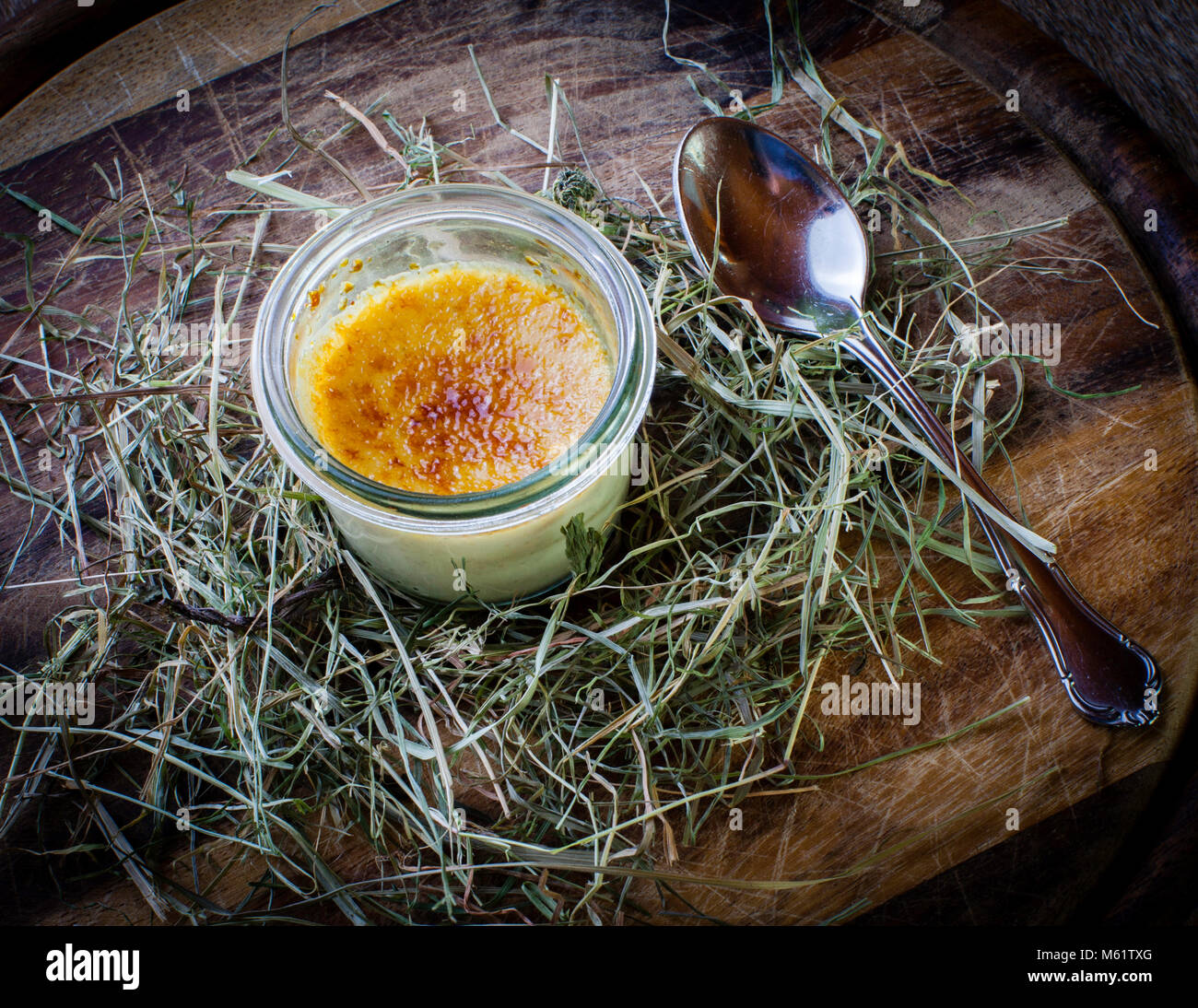 Non solo con il fieno: La crème brulée à la Jagdhaus nel birrificio bavarese Prinzregent Luitpold a Oberstdorf piatti tipici bavaresi come la salsiccia di vitello o Schnitzel, cucina regionale con fieno Foto Stock