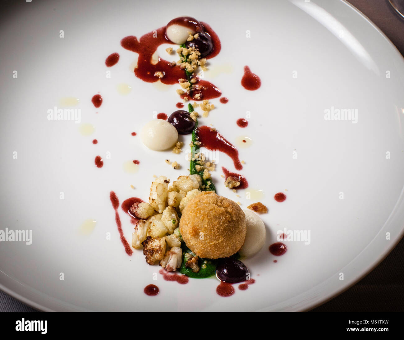 Composizioni delicate di salse ai frutti, noci e una pralina impanata mettono in mostra l'abilità dello chef stellato Michelin Tobias Eisele al Restaurant Maximilians al Romantik Hotel Freiberg, Oberstdorf, Bavaria, Germania. Foto Stock