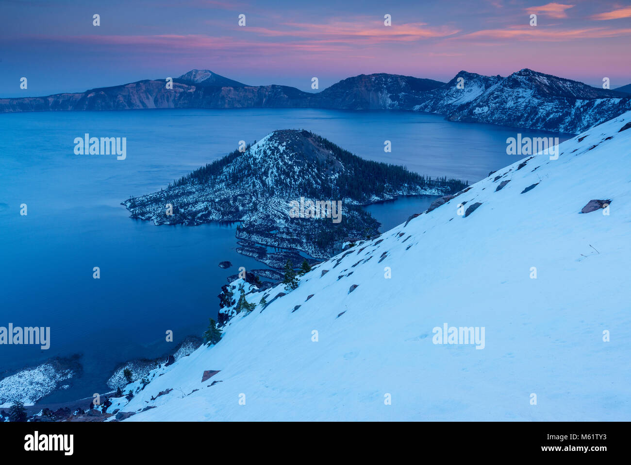 Crepuscolo, Wizard Island, Crater Lake, il Parco nazionale di Crater Lake, Oregon Foto Stock