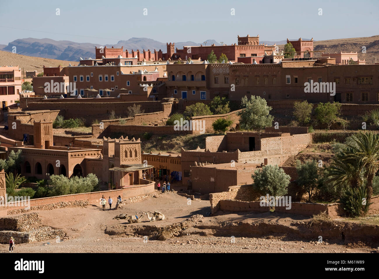 AIT BENHADDOU, Marocco; il villaggio e la Kasbah di Ait Benhaddou nel sud del Marocco è uno storico borgo fortificato che è stato utilizzato in numerosi Hol Foto Stock