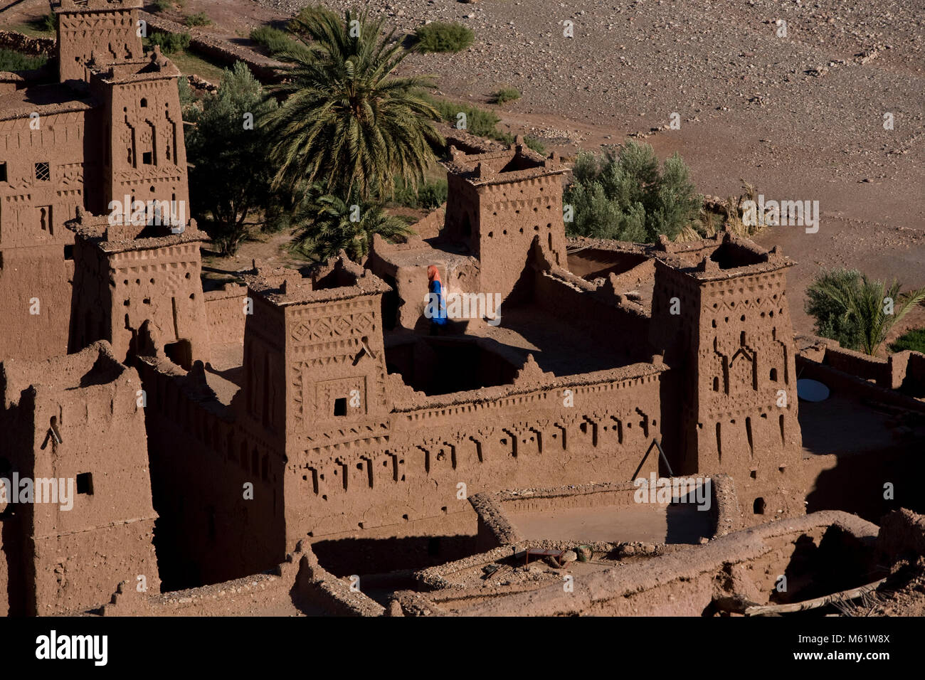 AIT BENHADDOU, Marocco; il villaggio e la Kasbah di Ait Benhaddou nel sud del Marocco è uno storico borgo fortificato che è stato utilizzato in numerosi Hol Foto Stock