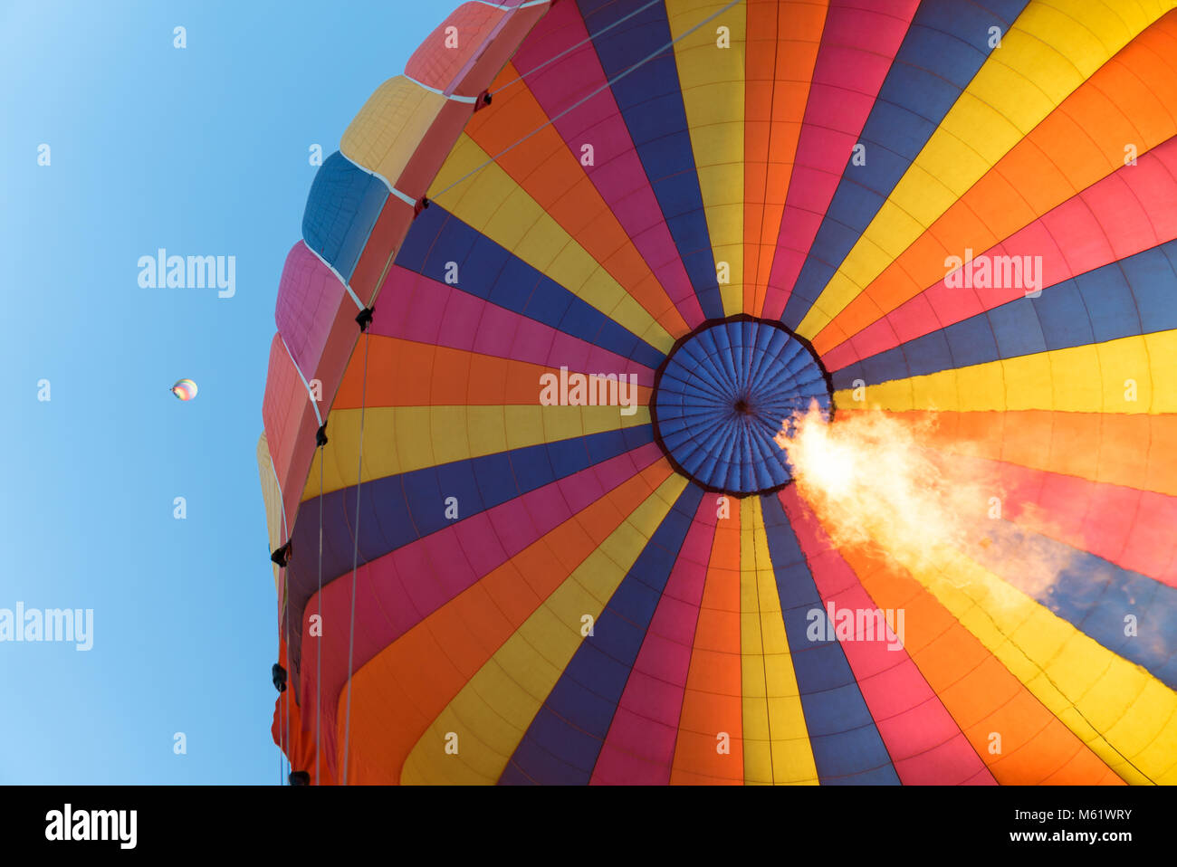 Prendendo un emozionante giro in mongolfiera sopra la città di Vang Viegn affacciato sulla splendida campagna del Laos. Foto Stock