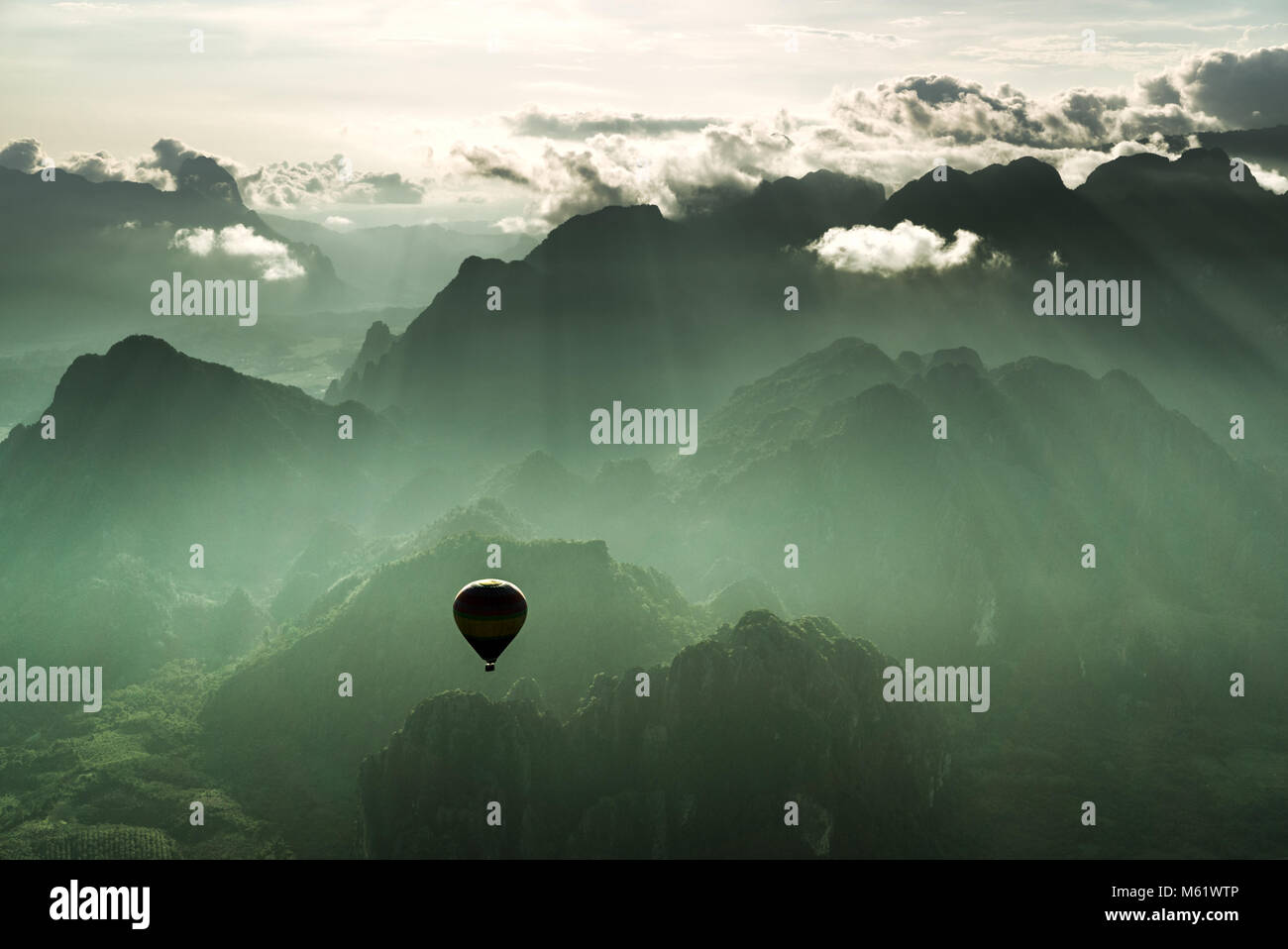Prendendo un emozionante giro in mongolfiera sopra la città di Vang Viegn affacciato sulla splendida campagna del Laos durante il tramonto. Foto Stock
