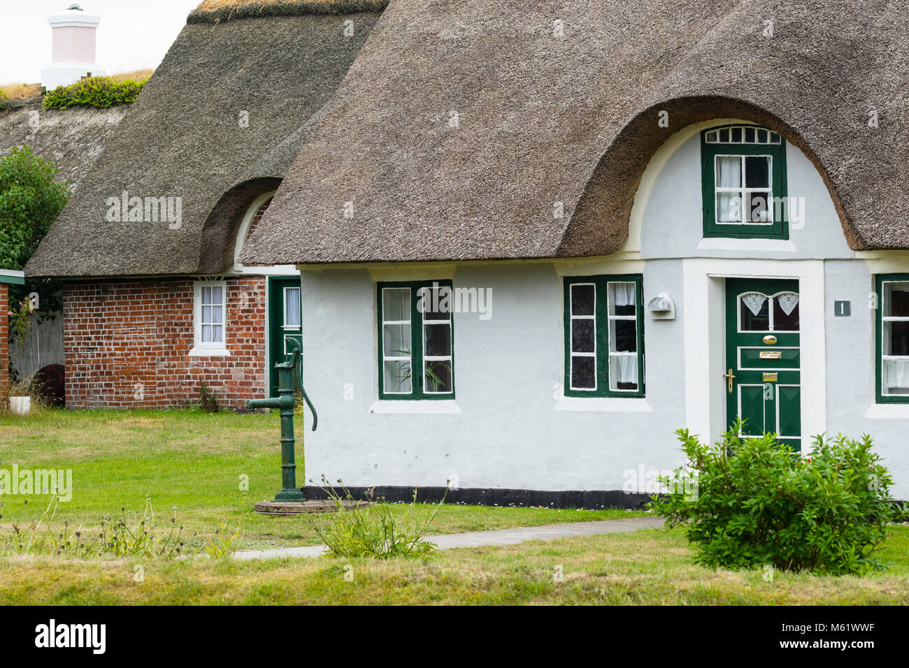 Casa con tetto di paglia nel villaggio Sønderho Foto Stock