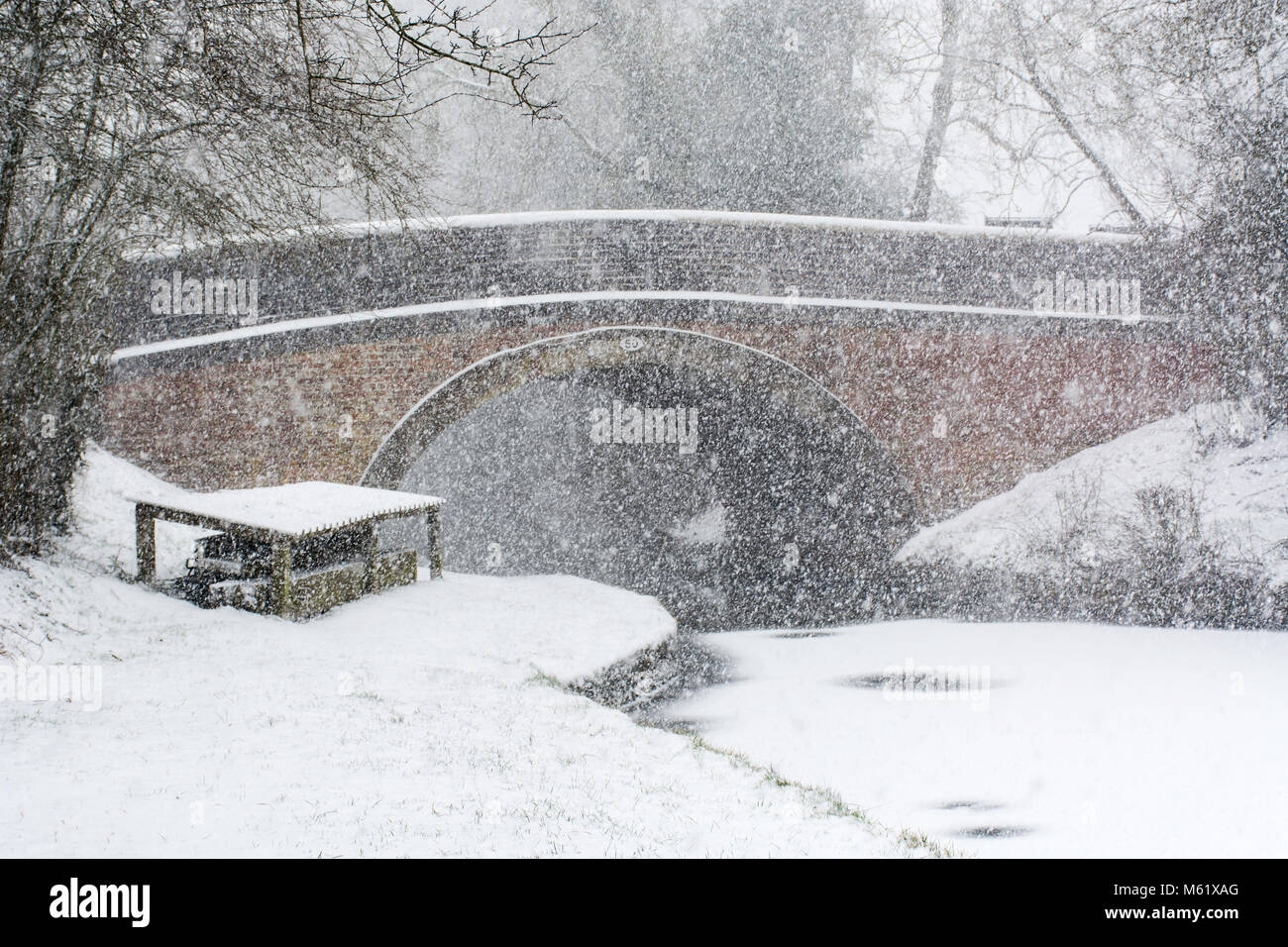 Un carbone nevoso ponte sul Grand Union Canal Foto Stock