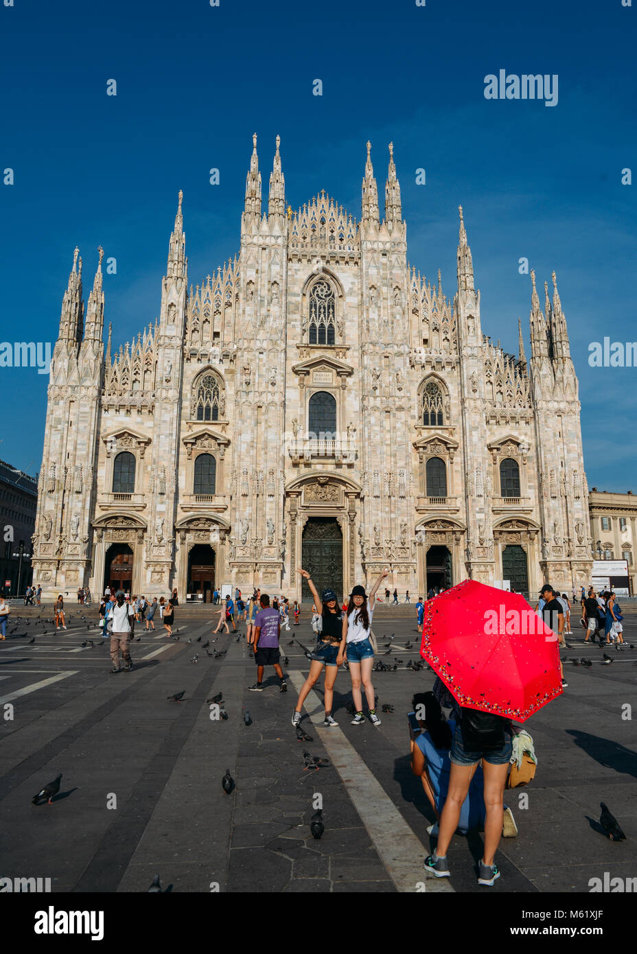 Milano, Italia - Giugno 23rd, 2017: turisti asiatici posano per una foto di fronte a Milano e l'iconica Piazza del Duomo. L'Italia resta meta turistica apprezzata per gli asiatici Foto Stock