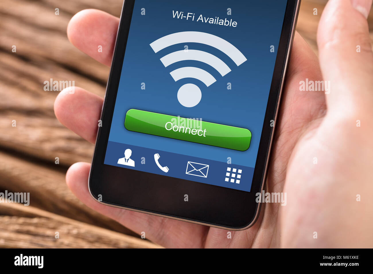 Close-up di persona della mano che tiene il telefono cellulare con WiFi Connessione Wireless Foto Stock