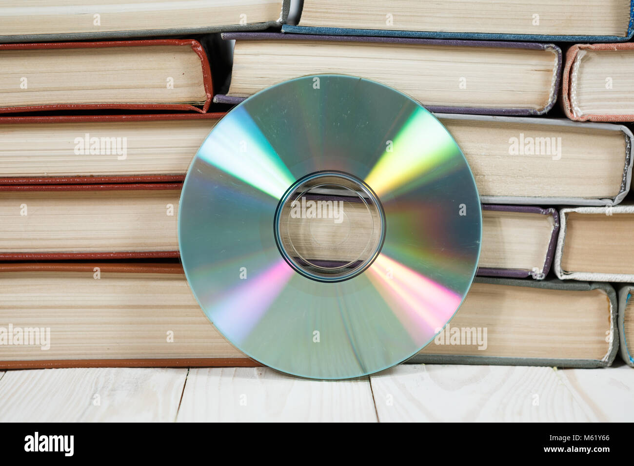 Prenota con compact disc su sfondo bianco e libro digitale o il concetto di archiviazione Foto Stock