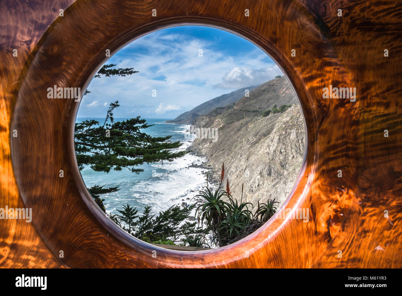 Big Sur Vista aerea della fascia costiera sull'oceano attraverso il portale in legno, California Foto Stock