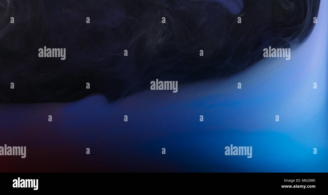 Modello RGB, il rosso, il verde e il blu delle gocce di inchiostro la creazione di forme dinamiche in acqua. Abstract effetti di colori della verniciatura a liquido. Studio shot in backgr nero Foto Stock