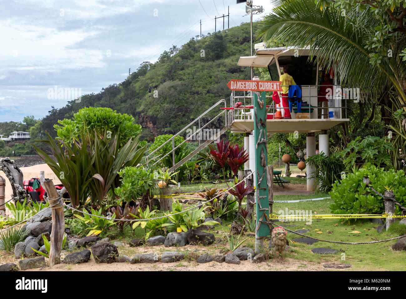 Bagnino stand, con bagnino su Wailea Beach sulla North Shore di Oahu, Hawaii. Corrente pericolosa cartello segnaletico. Foto Stock