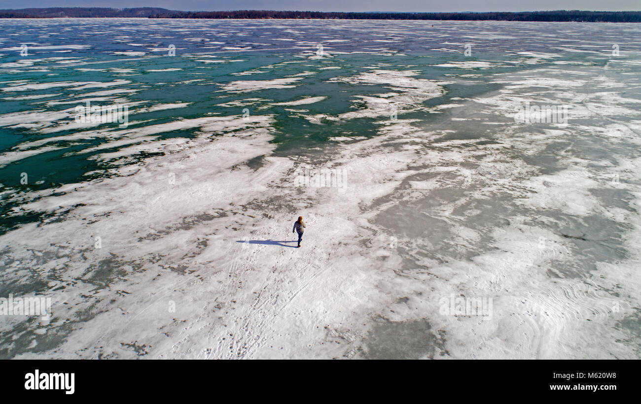 Escursioni su ghiaccio sul lago di alce vicino a Traverse City. Foto Stock