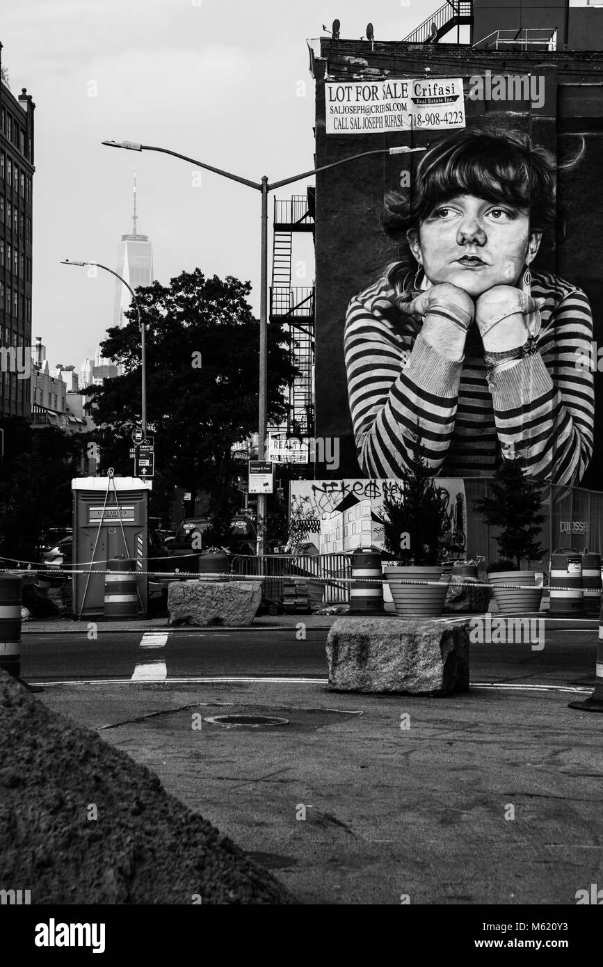 New York, Stati Uniti d'America - 26 Settembre 2017: Un misterioso artista dipinse un bel street art graffiti di una ragazza di Brooklyn. World Trade Center building in Foto Stock