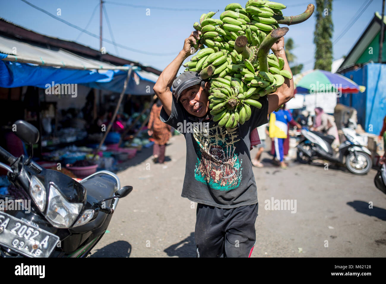 Sumbawa Besar, Indonesia - 17 settembre 2017 - la gente sul mercato tradizionale di Sumbawa Besar, Indonesia. Foto Stock