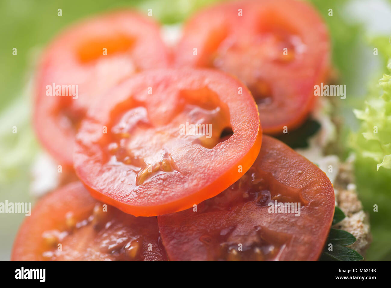 Una sana piccoli sandwich aperto con pomodoro selective focus macro Foto Stock