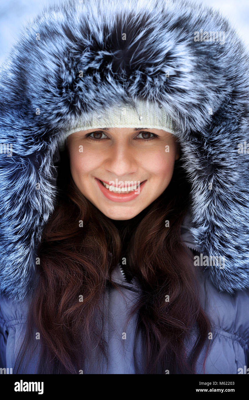 Ritratto di una bella donna invernale nel cappello di pelliccia è camminare  nel parco Foto stock - Alamy