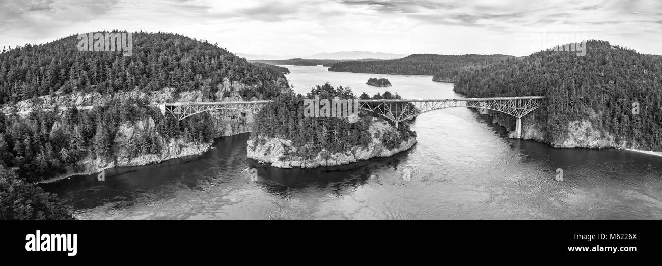Panorama in bianco e nero di Pacific Northwest landmark Bridge crossing Puget Sound Foto Stock