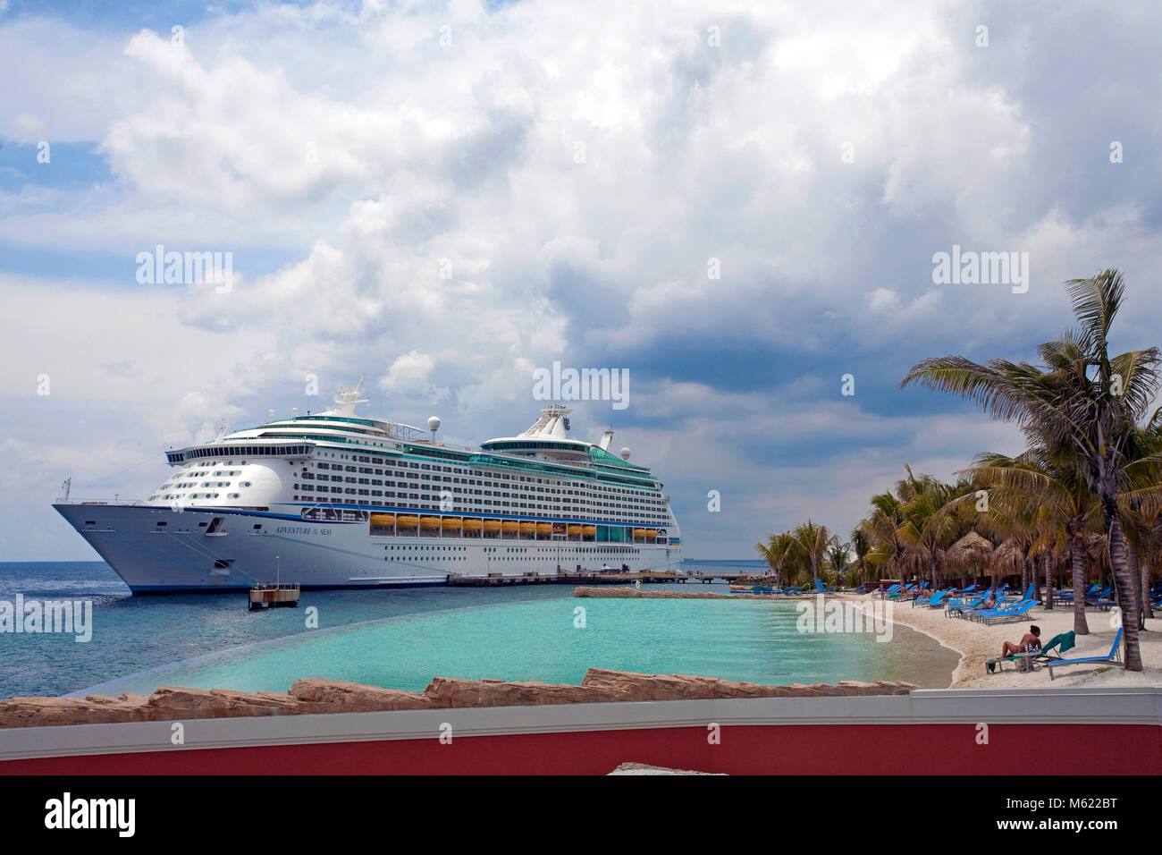 La nave di crociera vicino ad una spiaggia dell'albergo, Willemstad, Curacao, Antille olandesi, Caraibi, Mar dei Caraibi Foto Stock