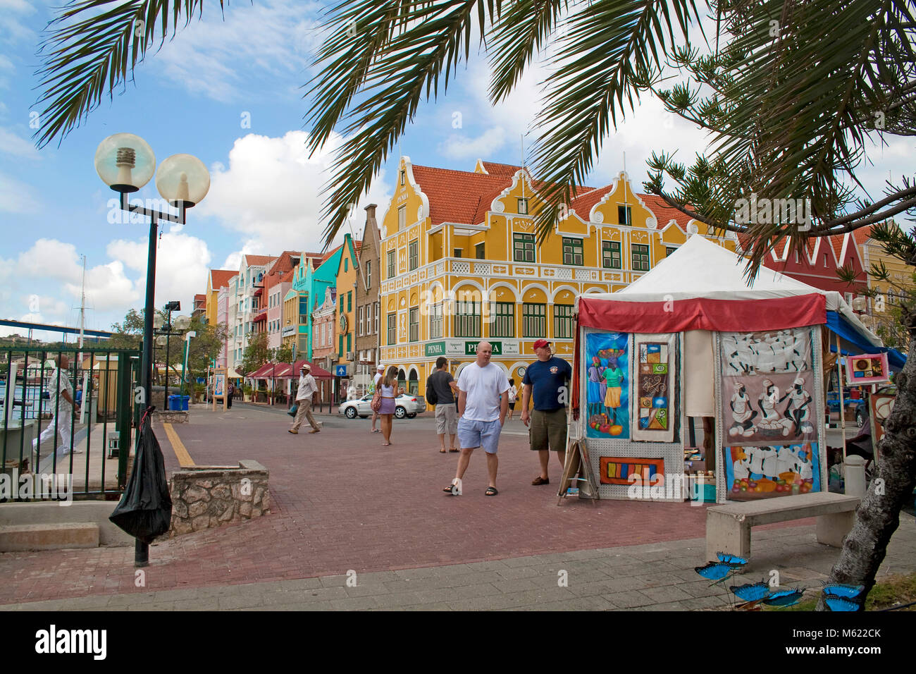 Pressione di stallo di souvenir al lungomare di Punda distretto, dietro l'edificio Punha e scambi arcade, Willemstad, Curacao, Antille olandesi, dei Caraibi Foto Stock