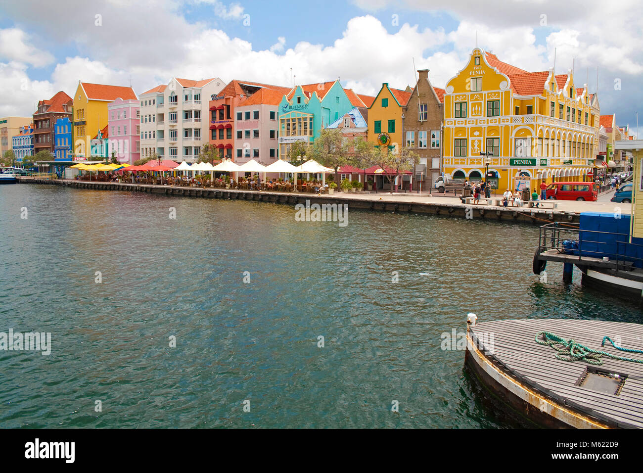Il commercio di arcade storici edifici coloniali e gastronomia a waterfront, quartiere di Punda, Willemstad, Curacao, Antille olandesi, dei Caraibi Foto Stock