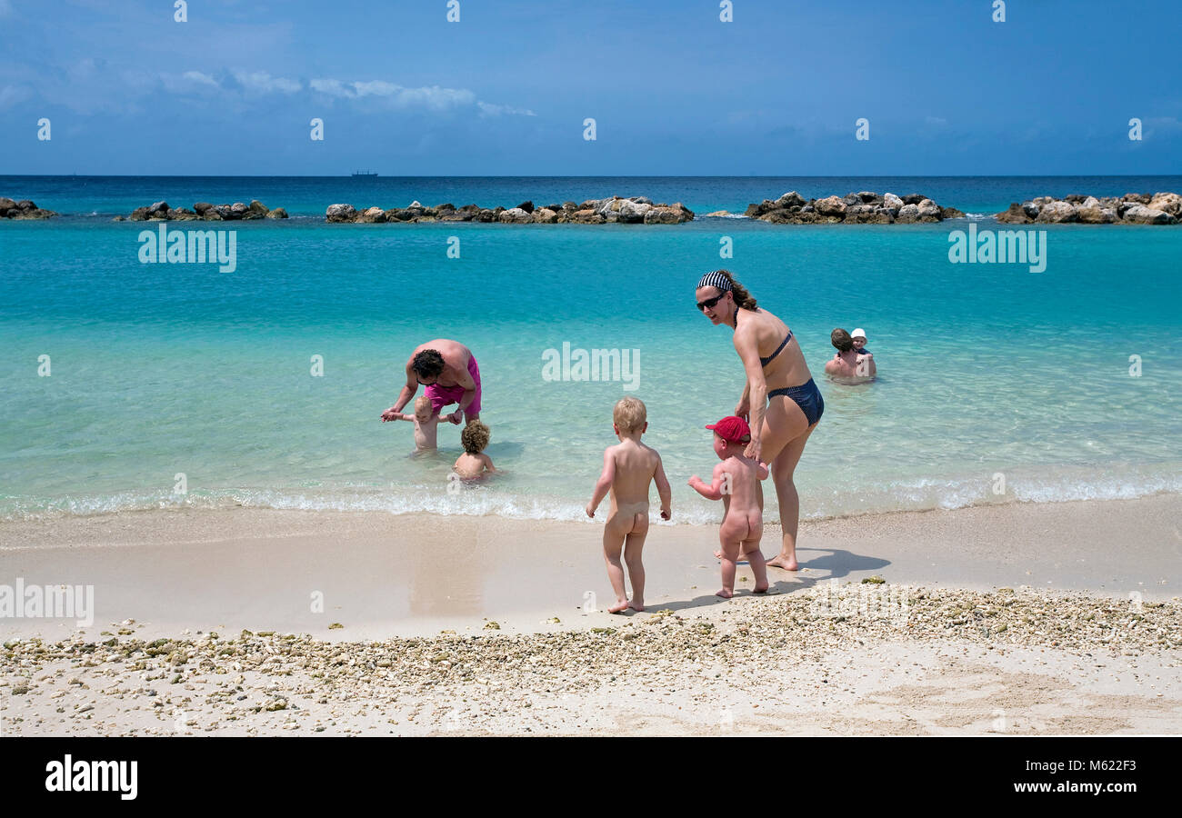 I turisti la balneazione presso la spiaggia di Lions Dive Resort, Curacao, Antille olandesi, Caraibi, Mar dei Caraibi Foto Stock