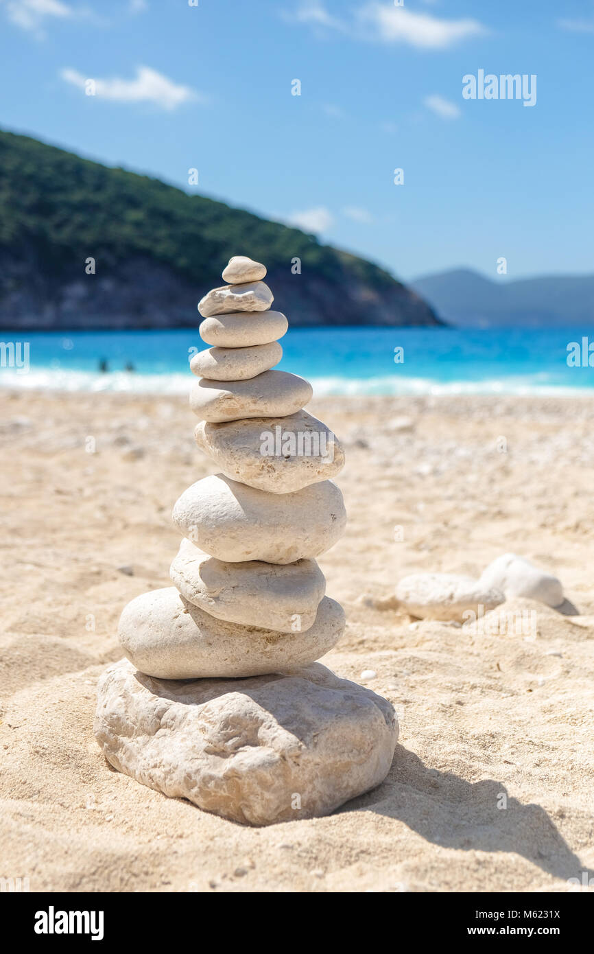 Zen pietre su una spiaggia in Grecia Foto Stock