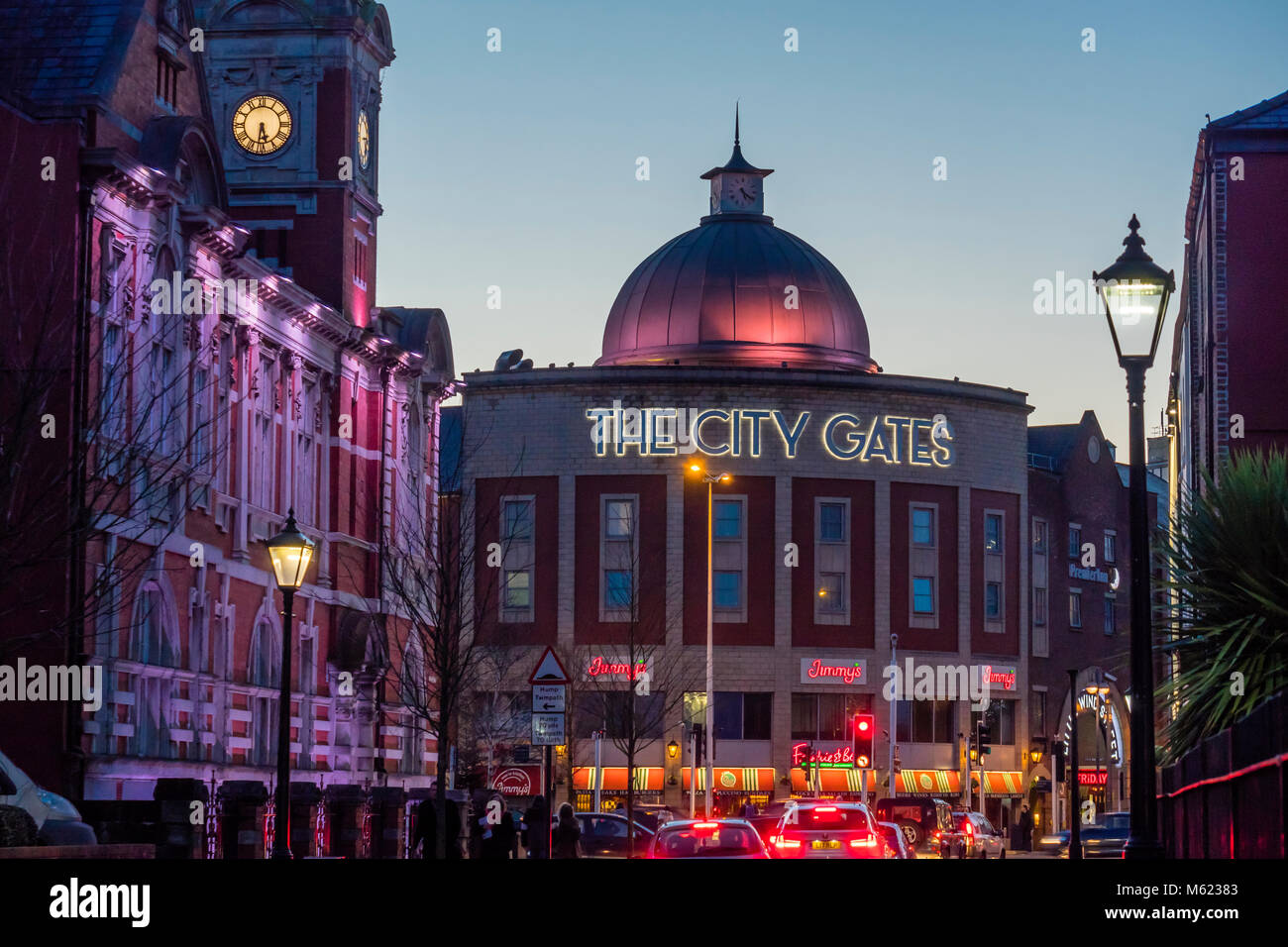 Le porte della città vento Street Swansea West Glamorgan Galles al crepuscolo Foto Stock