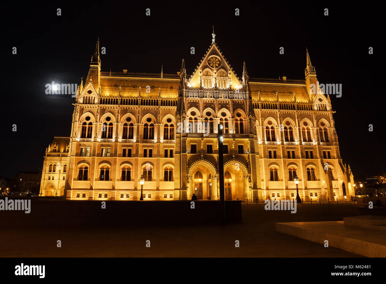 Parlamento ungherese edificio illuminata di notte di luna piena in Ungheria, gotica in stile Revival Città storica pietra miliare. Foto Stock