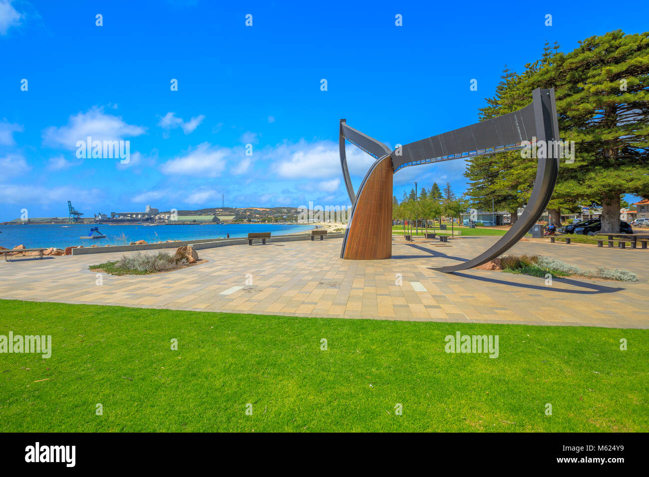 Esperance, Australia - 26 DIC 2017: Esperance waterfront. Coda di balena scultura, sulla spiaggia a James Street presso il porto di Esperance, famosa per il whale watching in Western Australia. Foto Stock