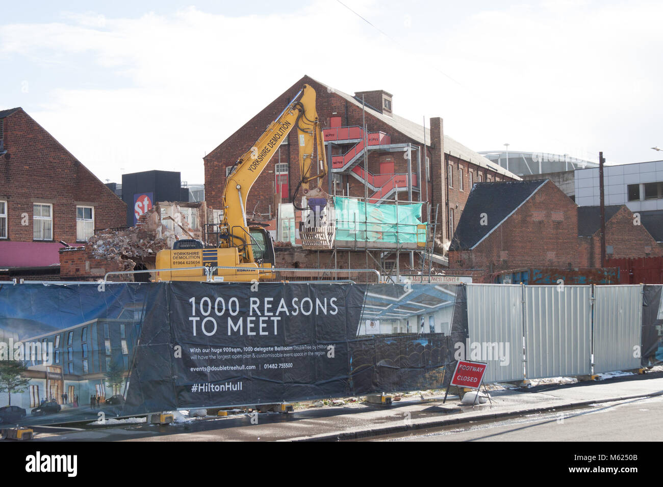 Sito di demolizione con i ponteggi e macchinari ex chiuso pub di Hull Foto Stock