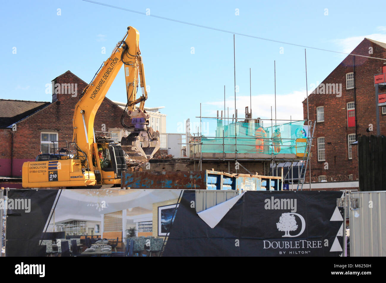 Sito di demolizione con i ponteggi e macchinari ex chiuso pub di Hull Foto Stock