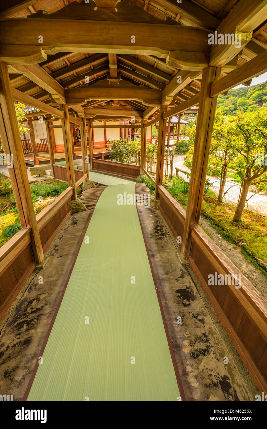 Kyoto, Giappone - 27 Aprile 2017:architettura del Tempio Zen Tenryu-ji di Arashiyama in montagna sulla periferia occidentale di Kyoto, Giappone. Il lungo corridoio coperto conduce a Hojo hall, la sala da tè. Colpo verticale. Sito Unesco. Foto Stock