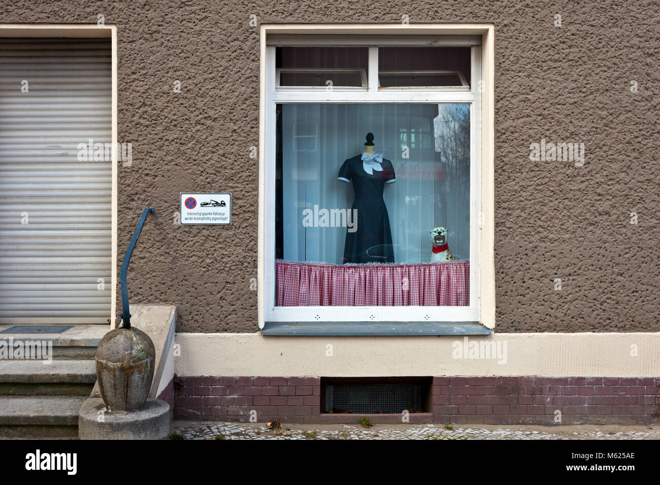 Finestra di sop della chiusura di un negozio di sartoria presentando un manto di Berlino. Foto Stock