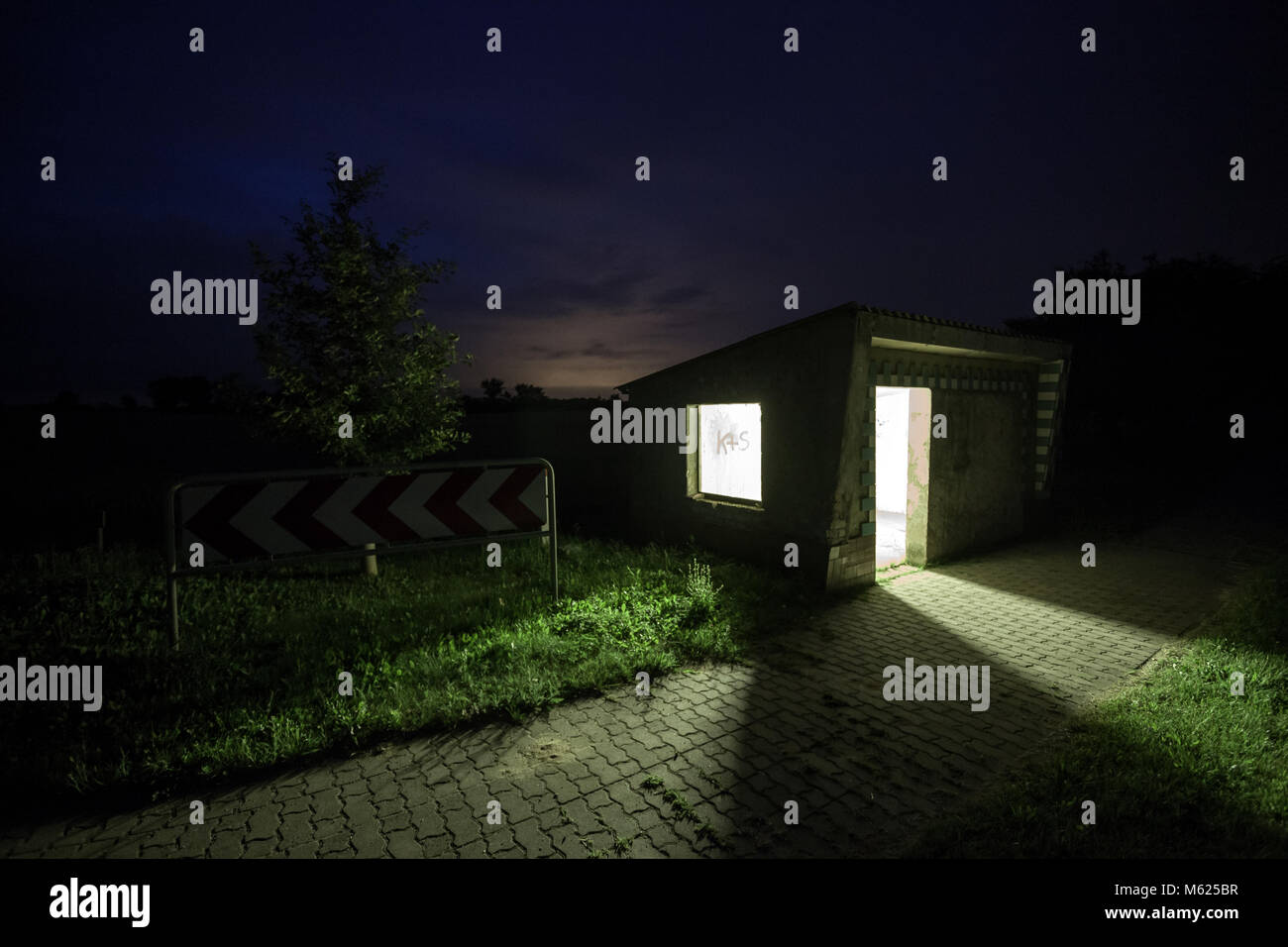 Bus illuminato rifugio sul lato del paese nella notte. Carzig, Brandeburgo, Germania, Europa. Foto Stock