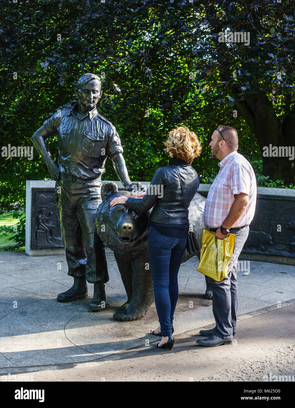 Scozia - Edimburgo. Anonimo, l'orso polacco famoso per il trasporto di gusci di artiglieria nella battaglia di Monte Cassino in 1942, commemorato con una statua Foto Stock