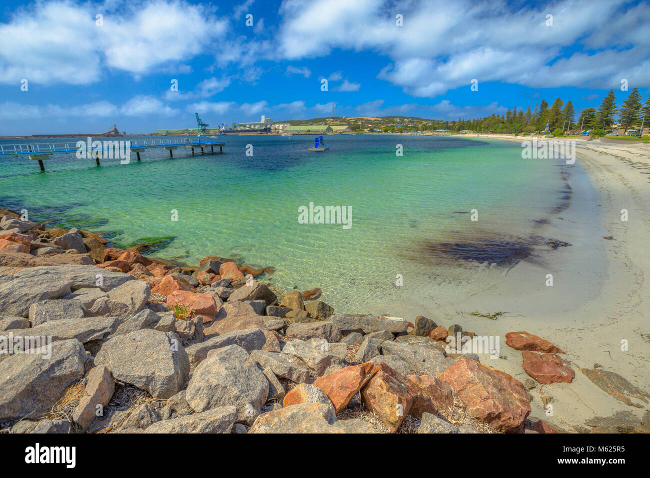 Il turchese del mare di fronte a coda di balena scultura in Esperance Waterfront. Il Jetty si estende fuori nell'Esperance Bay dal punto dove Dempster Street e l'Esplanade si congiungono. Foto Stock