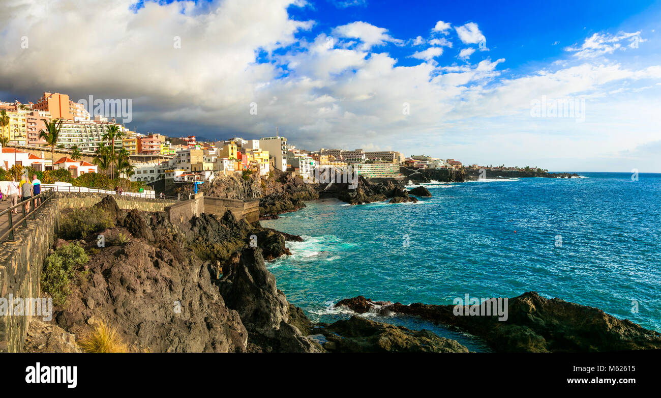Unico scogliere vulcaniche e case colorate,Puerto di Santiago,Tenerife island,Spagna. Foto Stock