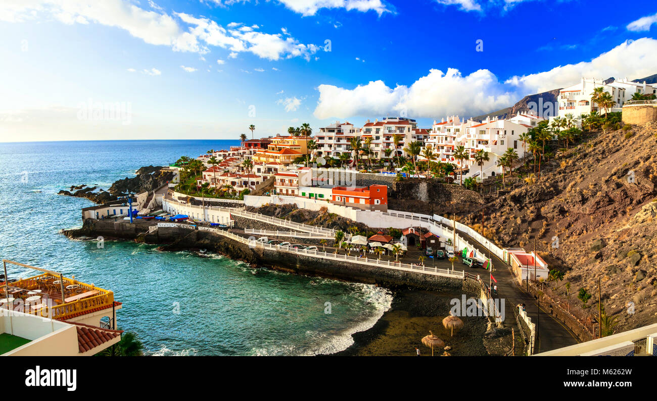 Case tradizionali,scogliere vulcaniche e mare,Puerto di Santiago village,Tenerife,Spagna. Foto Stock