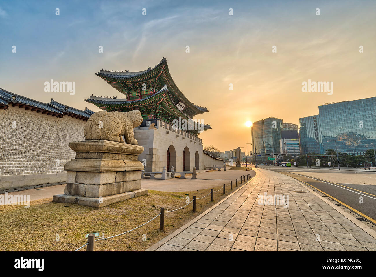 Seoul città di sunrise al gate di Gwanghwamun, Seoul, Corea del Sud (traduzione : Gwanghwamun nome della porta) Foto Stock